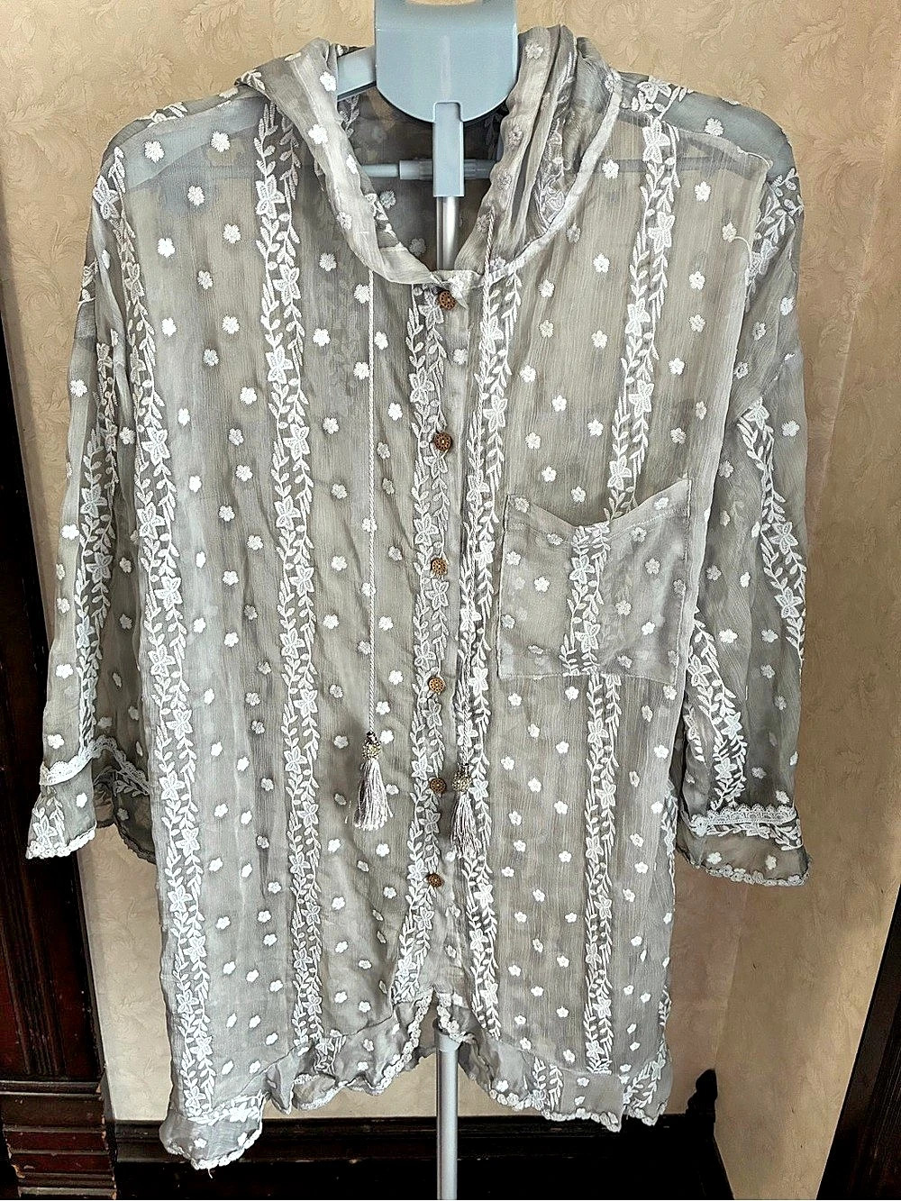 POL Floral Embroidered Blouse in Gray Size Medium